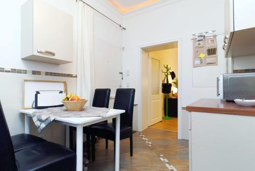 a kitchen and dining room with a table and chairs at Neukölln Central Rixdorf in Berlin