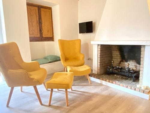 a living room with two chairs and a fireplace at Apartamento rural Meaus in Rubiás