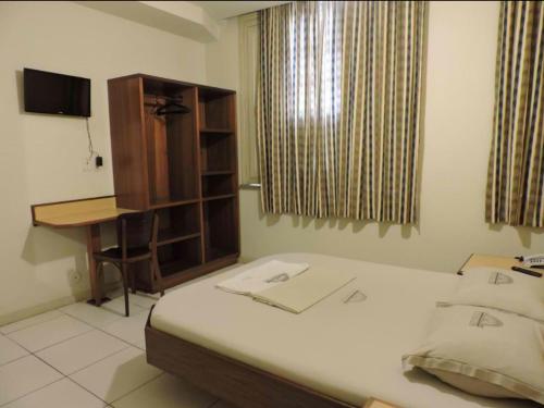 1 dormitorio con cama, escritorio y ordenador en Hotel Belas Artes en Río de Janeiro
