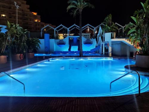 a large swimming pool at night at APARTAMENTO EN BENALBEACH in Benalmádena