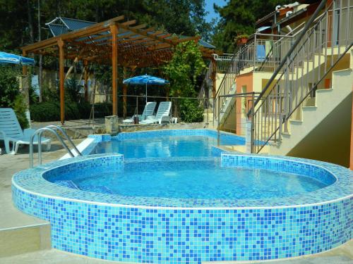ein großer Pool mit blauen Fliesen darauf in der Unterkunft Family Hotel Privileg in Sonnenstrand
