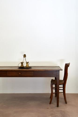 a wooden desk with a lamp and a wooden chair at Petra - Country House in Monteroni di Lecce