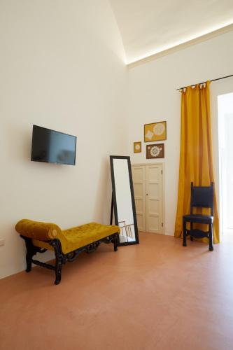 a living room with a bench and a mirror at Petra - Country House in Monteroni di Lecce