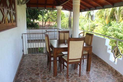 Un balcón o terraza en White Elephant Villa & Restaurant