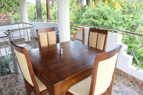 Un jardín fuera de White Elephant Villa & Restaurant