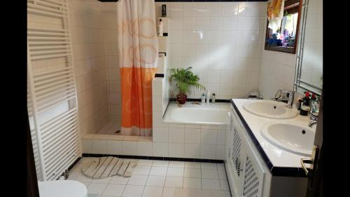 bagno con 2 lavandini, vasca e doccia di Casa Angel a Mácher
