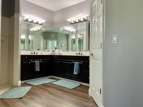 ein Badezimmer mit zwei Waschbecken und einem großen Spiegel in der Unterkunft Villa Harley Summer in Cape Coral