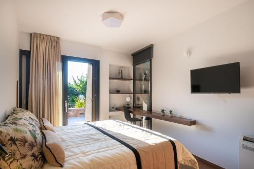 Televisor o centre d'entreteniment de LITHARI Luxury Villa with Private Pool, Your Perfect Retreat, Crete