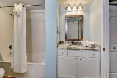 W łazience znajduje się umywalka i lustro. w obiekcie Unit 1507 Ocean Walk - 1 Bedroom Ocean Front w mieście Daytona Beach
