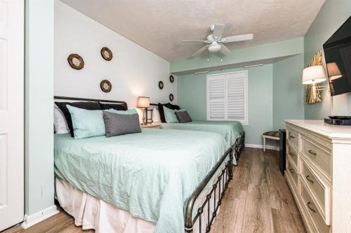 1 dormitorio con 1 cama y ventilador de techo en Unit 1207 Ocean Walk - 1 Bedroom Ocean Front en Daytona Beach