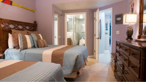 sypialnia z 2 łóżkami i łazienką w obiekcie Unit 1710 Ocean Walk - 1 Bedroom Ocean Front w mieście Daytona Beach