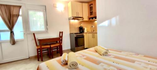 Kleines Zimmer mit einem Bett und einer Küche in der Unterkunft Dinka Apartment in Trogir