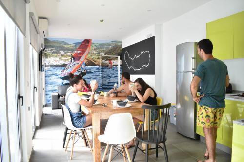 Imagen de la galería de Hostel AzorAzul - Pool & Suite, en Ponta Delgada