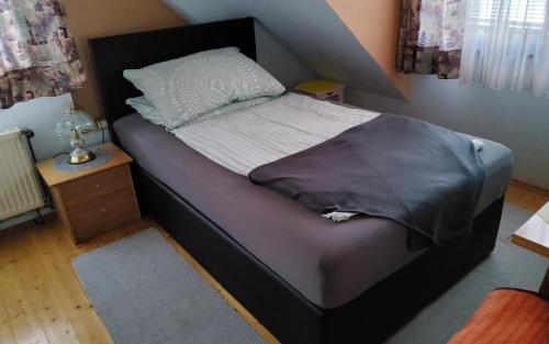 Postel nebo postele na pokoji v ubytování Ferienwohnung am Thayatalradweg