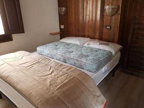 2 camas individuales en una habitación con 3 estrellas que establecen que los valores de los valores de estos en Armida, en Pescasseroli