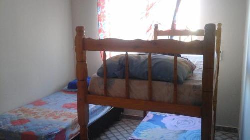 um beliche num quarto com uma janela em Hostel da Paz em Maceió