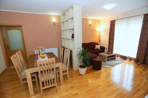 comedor con mesa y sillas y sala de estar en Apartments Ivana - Iva, en Zadar