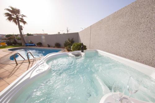 a pool with a hot tub with glasses in it at MEDANO4YOU Casa Girasol in El Médano