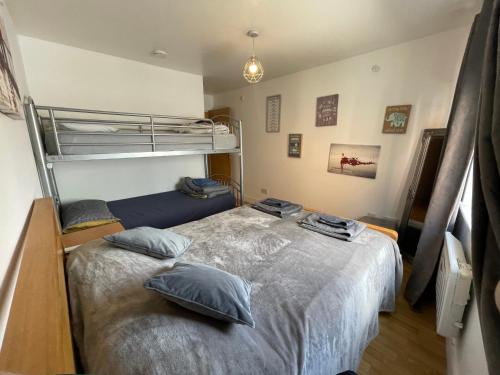 ロンドンにあるModern Apartment near Tower Bridgeのベッドルーム1室(二段ベッド1組、枕付)