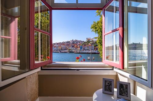 a room with a window with a view of the water at NorteSoul Porto à Vista in Vila Nova de Gaia