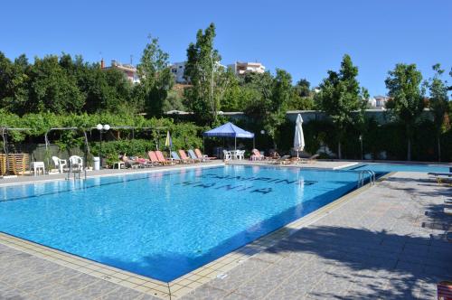 Bazén v ubytování Camping Chania nebo v jeho okolí