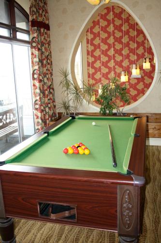 Meja biliard di Sandringham Hotel - Seafront, Sandown, Isle of Wight - FREE Return Car Ferry for 3 nights or more