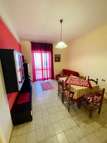ein Wohnzimmer mit einem Tisch und einem Esszimmer in der Unterkunft Vacanzlucido in San Lucido
