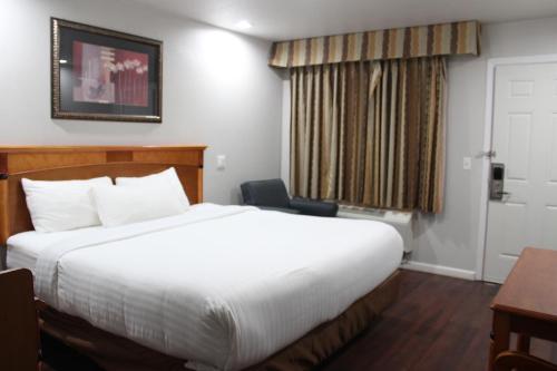 מיטה או מיטות בחדר ב-Thunderbird Motel Las Vegas/ New Mexico