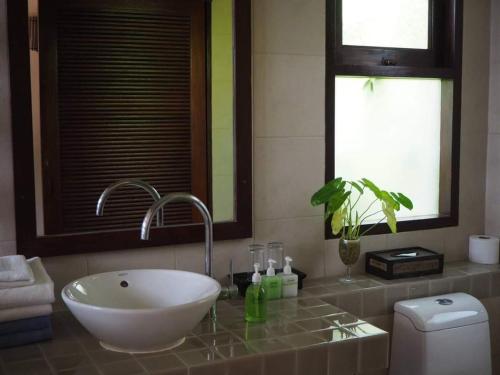 Koupelna v ubytování Baan KanTiang See Villas - SHA Extra Plus