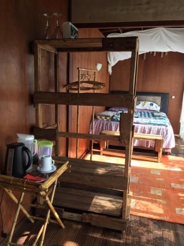 - une chambre avec 2 lits superposés et une table dans l'établissement jungleadventure cabin camping, à Bedugul