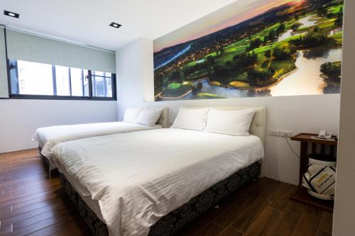 two beds in a room with a painting on the wall at π 園周綠溫泉會館-泉鄉雅舍 in Jiaoxi