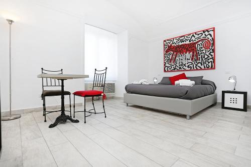 ローマにあるHouspitality Nero Bed & Breakfastのベッドルーム1室(ベッド1台、テーブル、椅子付)