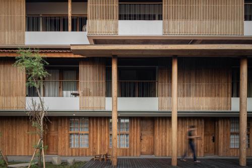 Bangunan di mana terletaknya aparthotel ini