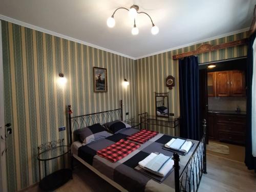 een slaapkamer met een groot bed met een rode en zwarte sprei bij N38 in Tbilisi City