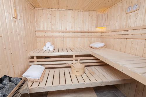 Palanda nebo palandy na pokoji v ubytování Hotel Restaurant Spa Ivan Vautier