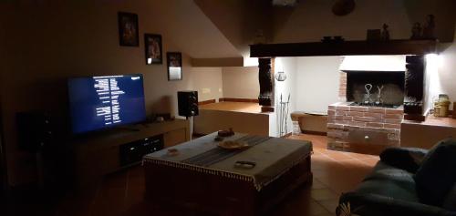 Televízia a/alebo spoločenská miestnosť v ubytovaní Villa Lina