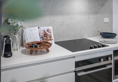 Kuchyň nebo kuchyňský kout v ubytování Sunrise Garden Suites