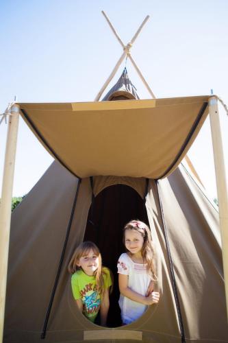 Bambini che soggiornano presso Durrell Wildlife Camp