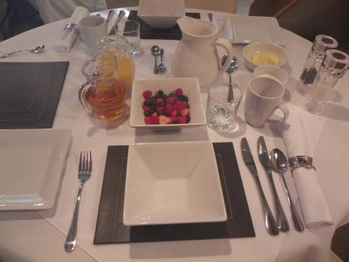 einen Tisch mit einem Teller mit einer Obstschale darauf in der Unterkunft Headgate Farm Bed and Breakfast in Twitchen