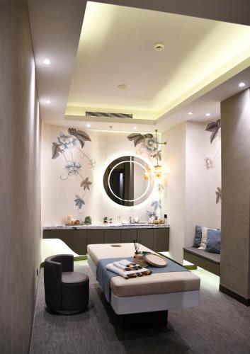a bedroom with a bed and a mirror at Wanda Vista Istanbul in Istanbul