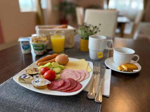 Una mesa con dos platos de comida sobre una mesa. en Hotel FAN Sebes, en Sebeş