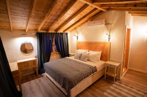 Un pat sau paturi într-o cameră la Dedemuem Adrasan