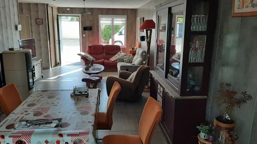 un salon avec une table et un canapé dans l'établissement Les Lavatères, à Hiers-Brouage