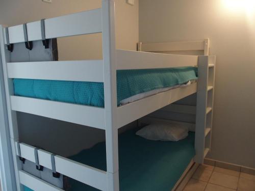 a bunk bed room with two bunk beds at Appartement - Résidence l'Estran - Sables d'Olonne in Les Sables-d'Olonne