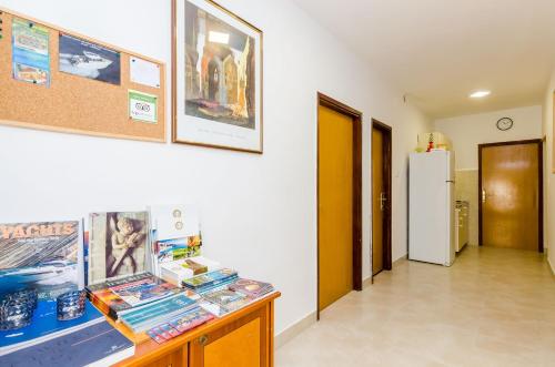 um quarto com um balcão com livros e um frigorífico em Apartments Botica em Mlini