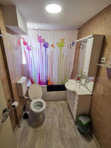 een badkamer met een toilet, een wastafel en een douchegordijn bij FA-NI in Novalja