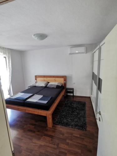 1 dormitorio con 1 cama grande en una habitación en FA-NI en Novalja