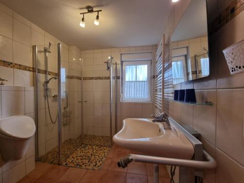 Ένα μπάνιο στο Ferienhaus Nici Wohneinheit Seehund