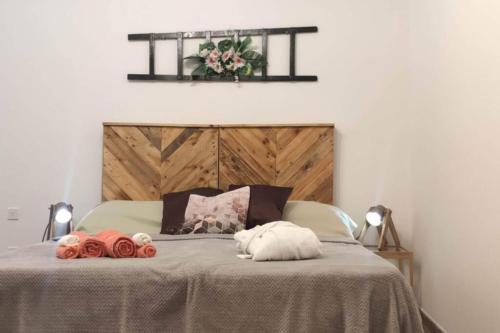 ein Bett mit zwei Decken und zwei Handtüchern darauf in der Unterkunft REBAK PLACE- 3 bed apt, bright & charming in Marsaskala