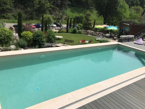 Uma vista da piscina em Domaine et chambres d'Hôtes des Fées ou nos arredores